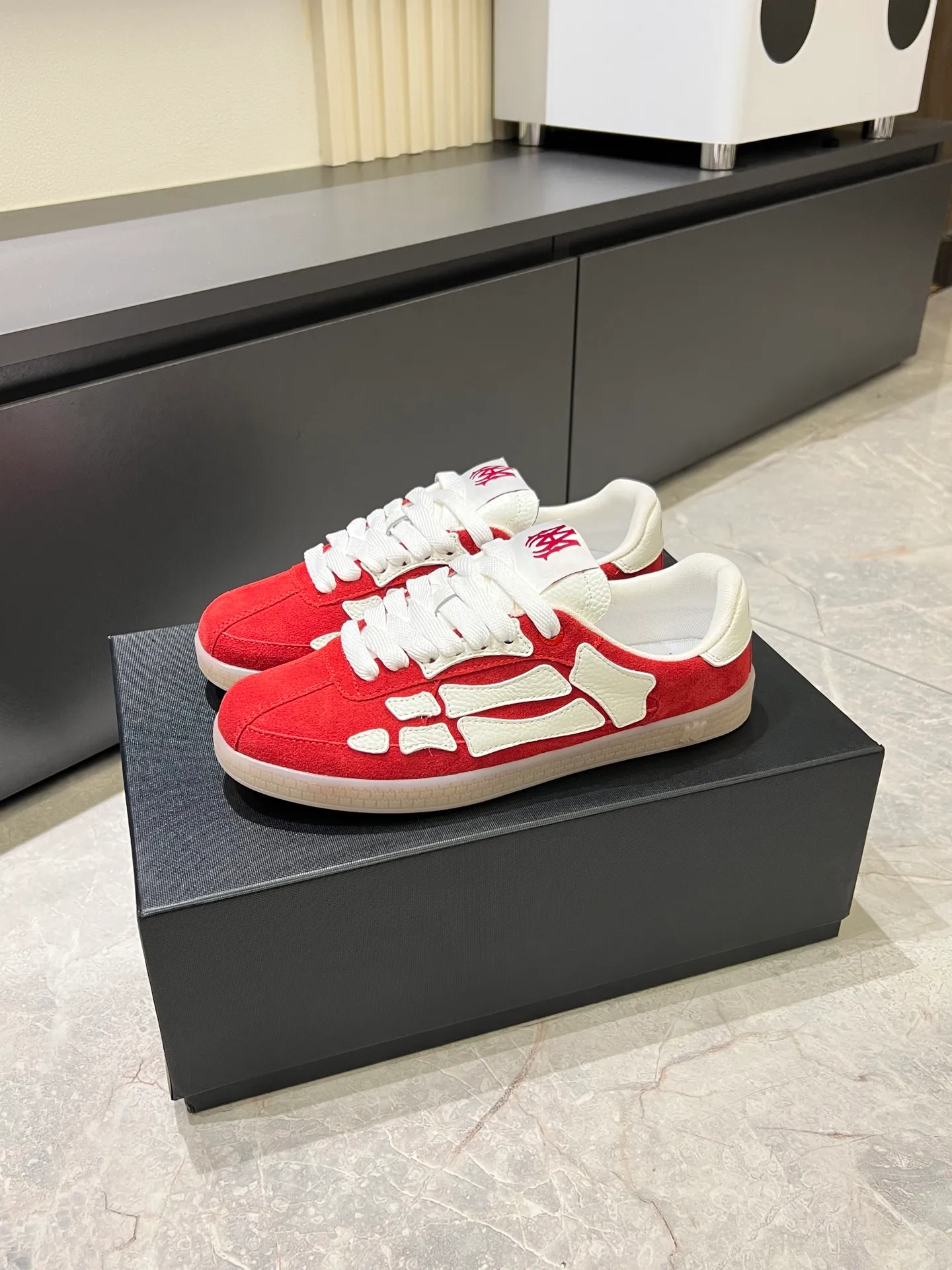 Men's shoes 💰p560 "AMIR*" new men's low-top casual sports sneakers bone shoes, another pair of irresistible bone shoes. Bone shoes are one of AMIRI's most popular items. Made of first-layer cowhide upper. The side bones are made of two cowhide laminations. It has a three-dimensional effect. The leather incisions are all oil-edged. Contrast color design. Simple style. Fashionable sports. Customized metal LOGO nameplate embellished with laces. Exclusive top-quality version. Supports contrast. Breathable mesh lining. The original rubber outsole is a must-have item for daily leisure. It is suitable for various occasions. If you pursue high quality, check it out. It is super cool on the feet and comes with a full set of original packaging! Size: 39-45!